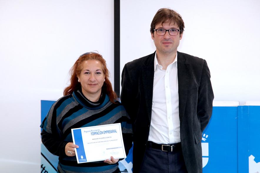 Entrega de Diplomas de Formación Empresarial y Comercial -  El concejal con una diplomada.