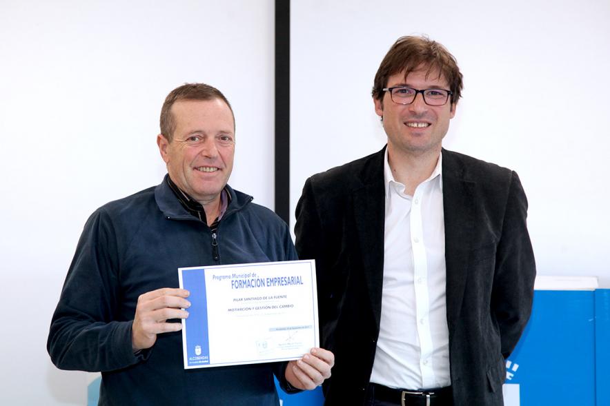 Entrega de Diplomas de Formación Empresarial y Comercial -  El concejal con un diplomado.
