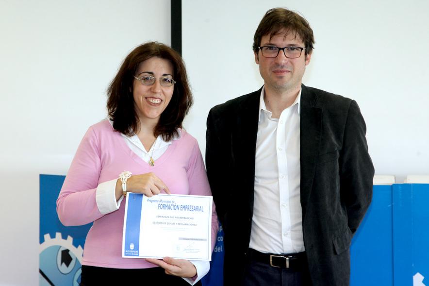 Entrega de Diplomas de Formación Empresarial y Comercial -  El concejal con una diplomada.