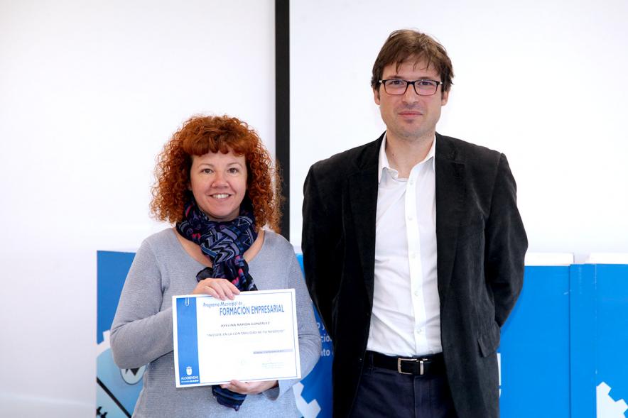 Entrega de Diplomas de Formación Empresarial y Comercial - El concejal con una diplomada.