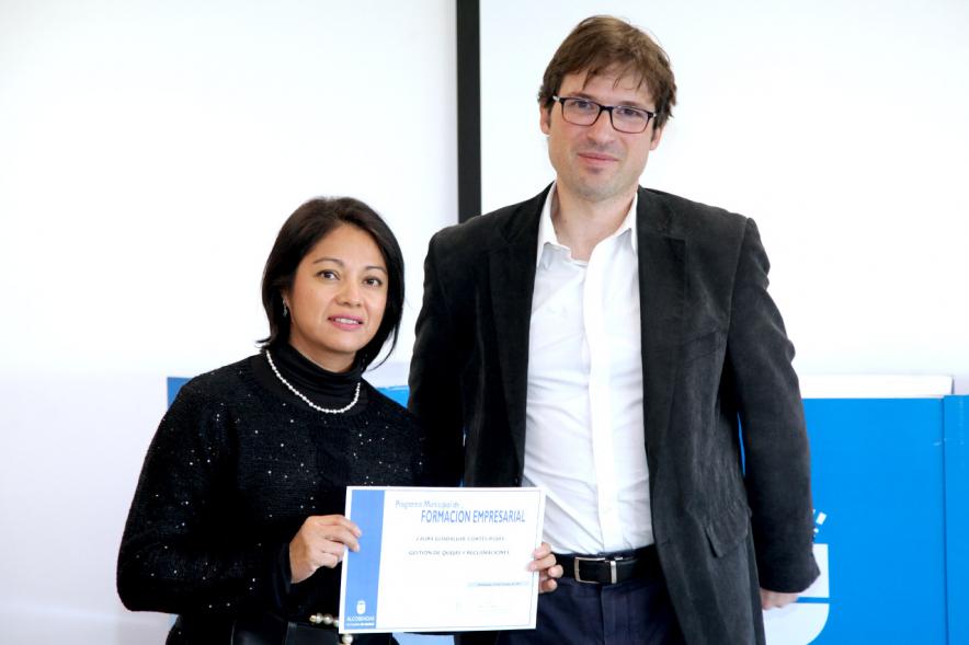Entrega de Diplomas de Formación Empresarial y Comercial -  El concejal con una diplomada.
