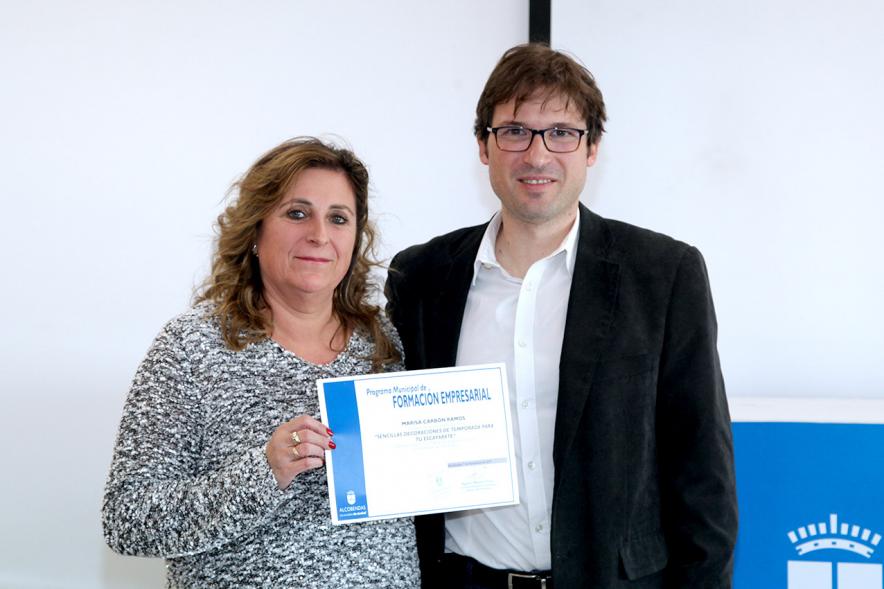 Entrega de Diplomas de Formación Empresarial y Comercial - El concejal con una diplomada.