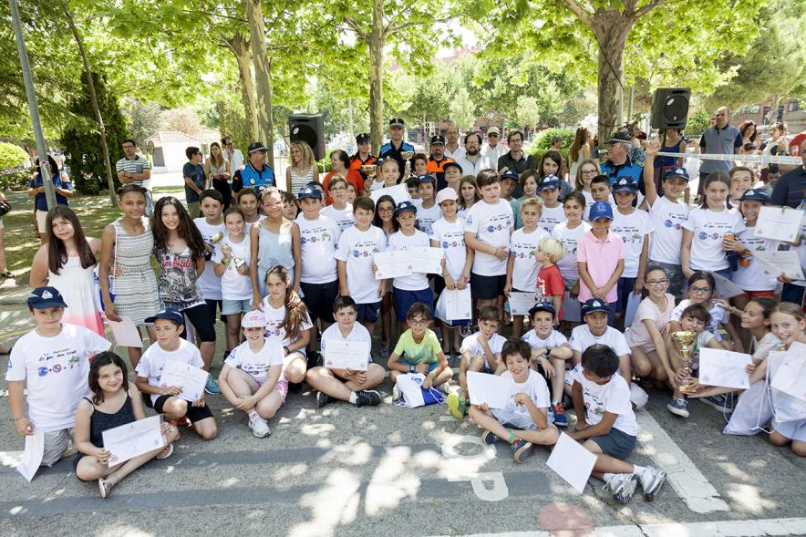 Entrega Premios XXIIº Concurso Escolar de Dibujo y Eslogan sobre Educaión y Seguridad Vial - Imagen de los niños asistentes al acto.