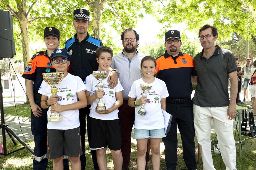 Entrega Premios XXIIº Concurso Escolar de Dibujo y Eslogan sobre Educaión y Seguridad Vial - Imagen de los niños premiados junto con las autoridades y fuerzas del orden asistentes al acto.