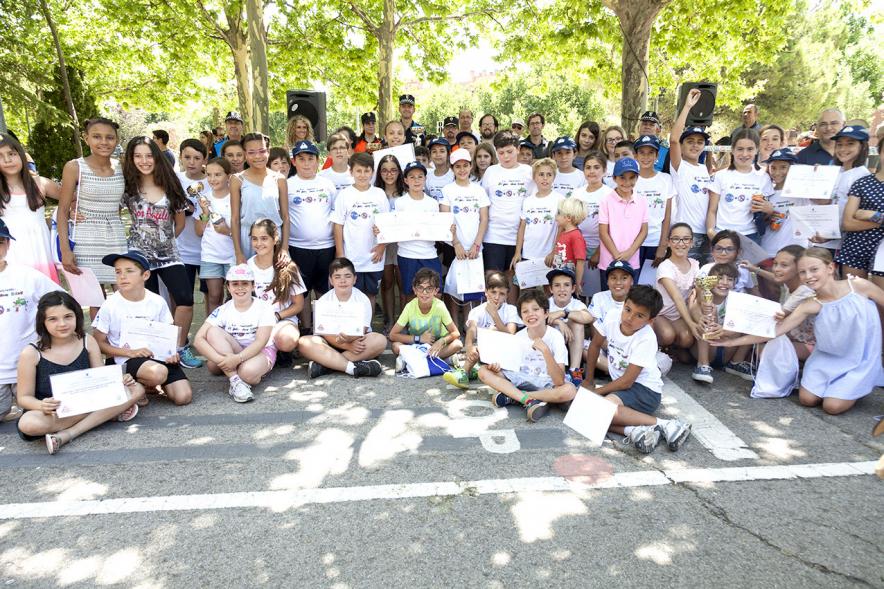 Entrega Premios XXIIº Concurso Escolar de Dibujo y Eslogan sobre Educaión y Seguridad Vial - imagen de todos los niños participantes en el concurso con sus dibujos en las manos.