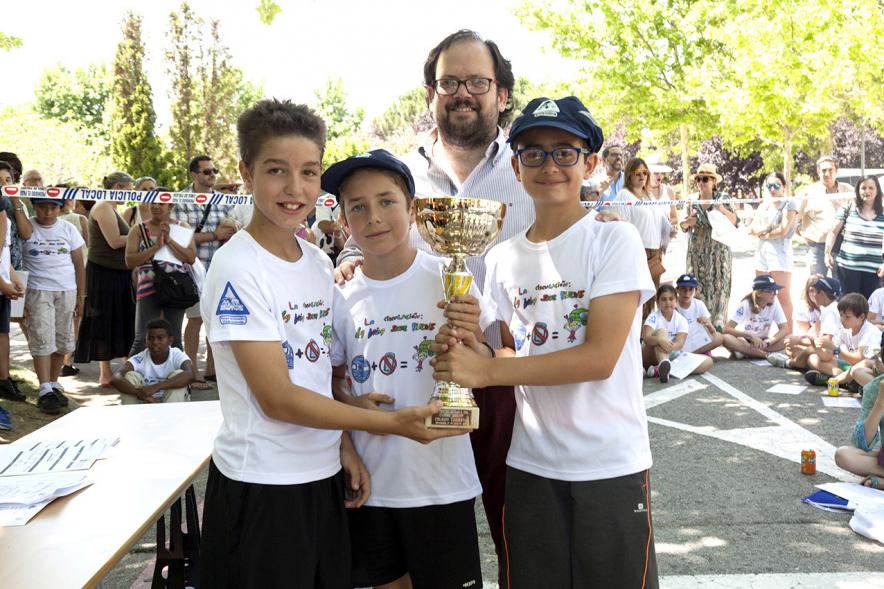 Entrega Premios XXIIº Concurso Escolar de Dibujo y Eslogan sobre Educaión y Seguridad Vial - Imagen de los niños premiados junto con una autoridades asistentes al acto.