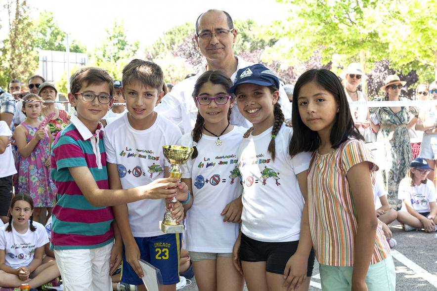 Entrega Premios XXIIº Concurso Escolar de Dibujo y Eslogan sobre Educaión y Seguridad Vial - Imagen de los niños premiados junto con una autoridades asistentes al acto.