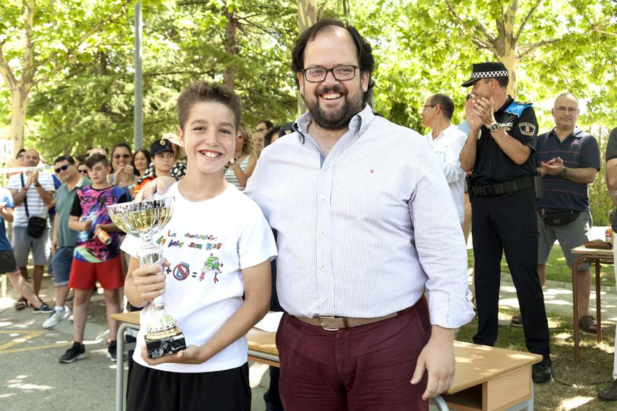 Entrega Premios XXIIº Concurso Escolar de Dibujo y Eslogan sobre Educaión y Seguridad Vial - Imagen de un niño premiado junto con una autoridad asistente al acto.