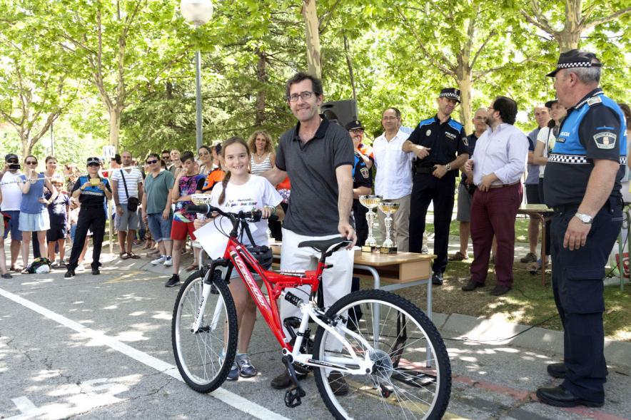 Entrega Premios XXIIº Concurso Escolar de Dibujo y Eslogan sobre Educaión y Seguridad Vial - Imagen de un niño premiado junto con una autoridad asistente al acto.