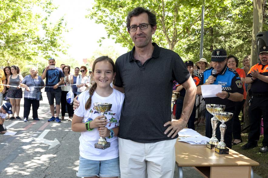 Entrega Premios XXIIº Concurso Escolar de Dibujo y Eslogan sobre Educaión y Seguridad Vial - Imagen de una niña premiada junto con una autoridad asistente al acto.