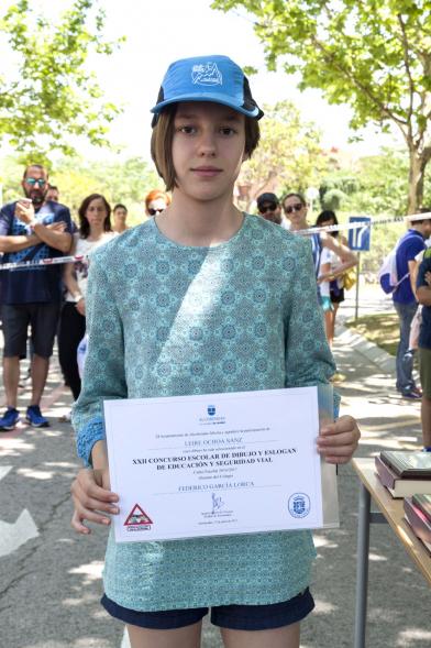 Entrega Premios XXIIº Concurso Escolar de Dibujo y Eslogan sobre Educaión y Seguridad Vial - Imagen de niña posando con su diploma.