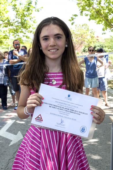 Entrega Premios XXIIº Concurso Escolar de Dibujo y Eslogan sobre Educaión y Seguridad Vial - Imagen de niña posando con su diploma.