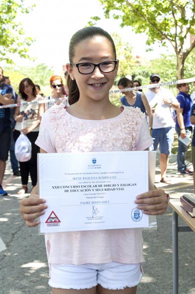 Entrega Premios XXIIº Concurso Escolar de Dibujo y Eslogan sobre Educaión y Seguridad Vial - Imagen de niña posando con su diploma.