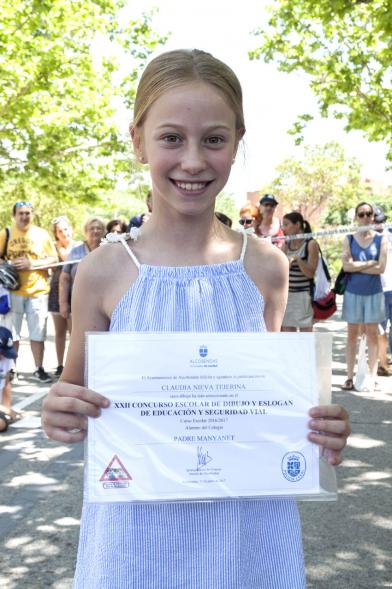 Entrega Premios XXIIº Concurso Escolar de Dibujo y Eslogan sobre Educaión y Seguridad Vial - Imagen de niña posando con su diploma.
