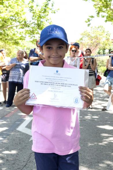 Entrega Premios XXIIº Concurso Escolar de Dibujo y Eslogan sobre Educaión y Seguridad Vial - Imagen de un niño posando con su diploma.
