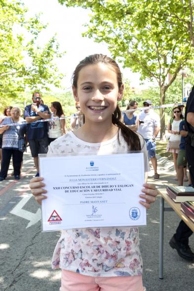 Entrega Premios XXIIº Concurso Escolar de Dibujo y Eslogan sobre Educaión y Seguridad Vial - Imagen de una niña posando con su diploma.