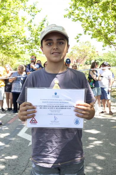 Entrega Premios XXIIº Concurso Escolar de Dibujo y Eslogan sobre Educaión y Seguridad Vial - Imagen de un niño posando con su diploma.