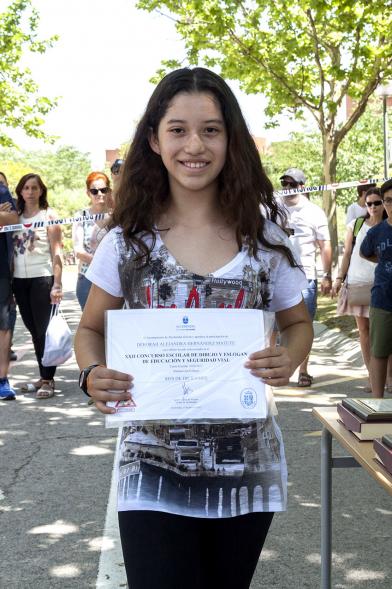 Entrega Premios XXIIº Concurso Escolar de Dibujo y Eslogan sobre Educaión y Seguridad Vial - Imagen de una niña posando con su diploma.