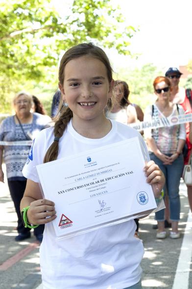Entrega Premios XXIIº Concurso Escolar de Dibujo y Eslogan sobre Educaión y Seguridad Vial - Imagen de una niña posando con su diploma.