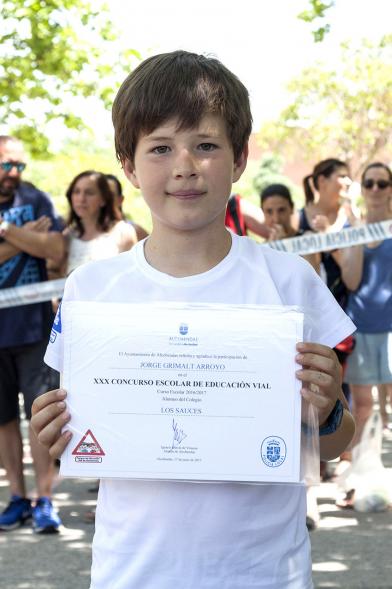 Entrega Premios XXIIº Concurso Escolar de Dibujo y Eslogan sobre Educaión y Seguridad Vial - Imagen de un niño posando con su diploma.