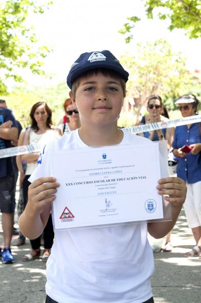 Entrega Premios XXIIº Concurso Escolar de Dibujo y Eslogan sobre Educaión y Seguridad Vial - Imagen de un niño posando con su diploma.