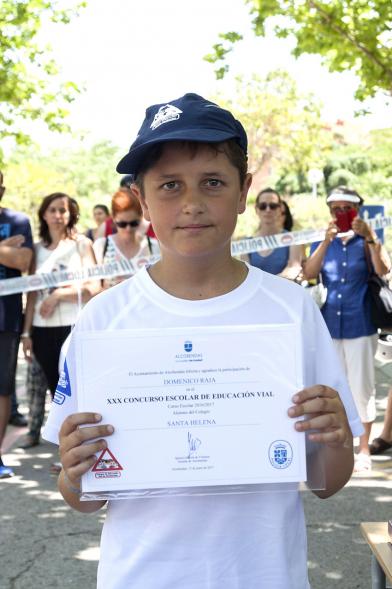 Entrega Premios XXIIº Concurso Escolar de Dibujo y Eslogan sobre Educaión y Seguridad Vial - Imagen de un niño posando con su diploma.