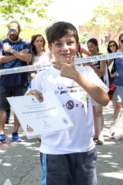 Entrega Premios XXIIº Concurso Escolar de Dibujo y Eslogan sobre Educaión y Seguridad Vial - Imagen de un niño posando con su diploma.