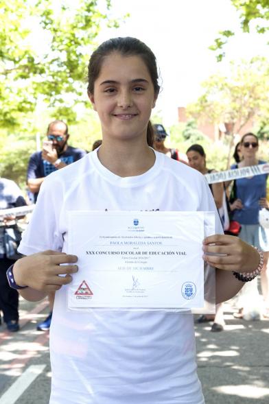 Entrega Premios XXIIº Concurso Escolar de Dibujo y Eslogan sobre Educaión y Seguridad Vial - Imagen de una niña posando con su diploma.