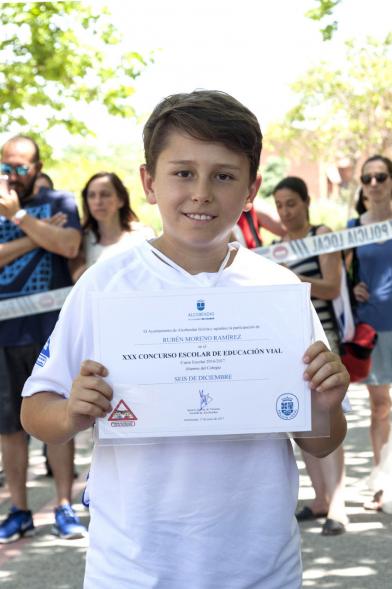 Entrega Premios XXIIº Concurso Escolar de Dibujo y Eslogan sobre Educaión y Seguridad Vial - Imagen de un niño posando con su diploma.