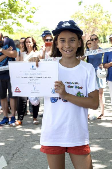 Entrega Premios XXIIº Concurso Escolar de Dibujo y Eslogan sobre Educaión y Seguridad Vial - Imagen de una niña posando con su diploma.