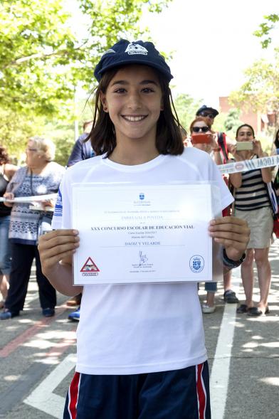 Entrega Premios XXIIº Concurso Escolar de Dibujo y Eslogan sobre Educaión y Seguridad Vial - Imagen de una niña posando con su diploma.