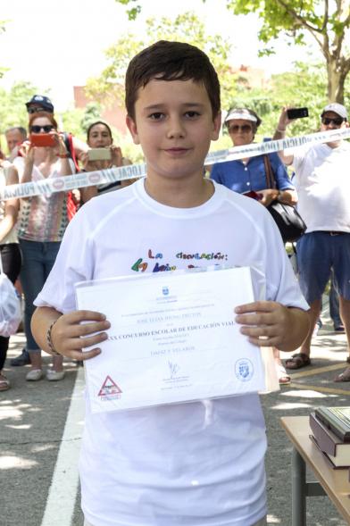 Entrega Premios XXIIº Concurso Escolar de Dibujo y Eslogan sobre Educaión y Seguridad Vial - Imagen de un niño posando con su diploma.