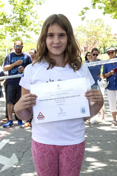 Entrega Premios XXIIº Concurso Escolar de Dibujo y Eslogan sobre Educaión y Seguridad Vial - Imagen de una niña posando con su diploma.
