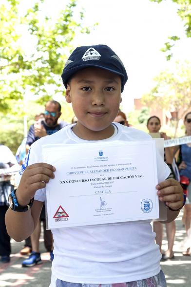 Entrega Premios XXIIº Concurso Escolar de Dibujo y Eslogan sobre Educaión y Seguridad Vial - Imagen de un niño posando con su diploma.