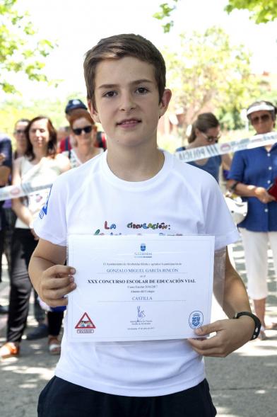Entrega Premios XXIIº Concurso Escolar de Dibujo y Eslogan sobre Educaión y Seguridad Vial - Imagen de un niño posando con su diploma.