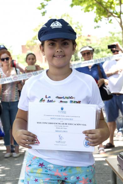 Entrega Premios XXIIº Concurso Escolar de Dibujo y Eslogan sobre Educaión y Seguridad Vial - Imagen de un niño posando con su diploma.
