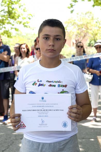 Entrega Premios XXIIº Concurso Escolar de Dibujo y Eslogan sobre Educaión y Seguridad Vial - Imagen de un niño posando con su diploma.