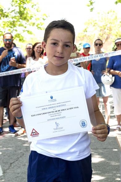 Entrega Premios XXIIº Concurso Escolar de Dibujo y Eslogan sobre Educaión y Seguridad Vial - Imagen de un niño posando con su diploma.