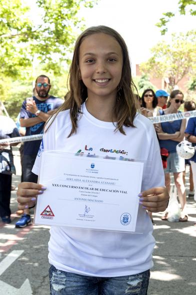 Entrega Premios XXIIº Concurso Escolar de Dibujo y Eslogan sobre Educaión y Seguridad Vial - Imagen de una niña posando con su diploma.