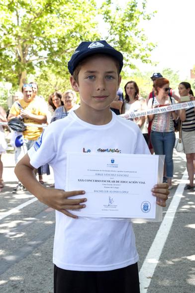 Entrega Premios XXIIº Concurso Escolar de Dibujo y Eslogan sobre Educaión y Seguridad Vial - Imagen de un niño posando con su diploma.