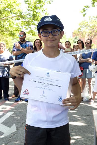 Entrega Premios XXIIº Concurso Escolar de Dibujo y Eslogan sobre Educaión y Seguridad Vial - Imagen de un niño posando con su diploma.
