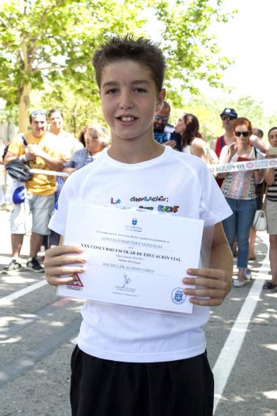Entrega Premios XXIIº Concurso Escolar de Dibujo y Eslogan sobre Educaión y Seguridad Vial - Imagen de un niño posando con su diploma.