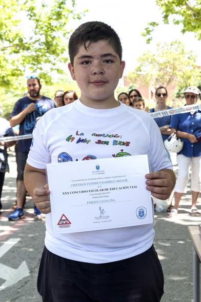 Entrega Premios XXIIº Concurso Escolar de Dibujo y Eslogan sobre Educaión y Seguridad Vial - Imagen de un niño posando con su diploma.