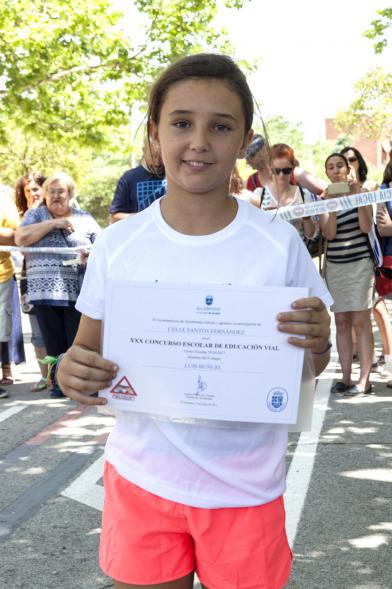 Entrega Premios XXIIº Concurso Escolar de Dibujo y Eslogan sobre Educaión y Seguridad Vial - Imagen de una niña posando con su diploma.