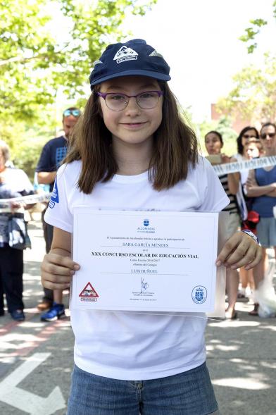 Entrega Premios XXIIº Concurso Escolar de Dibujo y Eslogan sobre Educaión y Seguridad Vial - Imagen de una niña posando con su diploma.