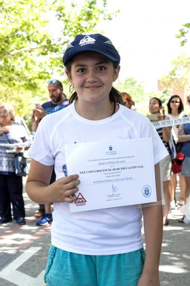 Entrega Premios XXIIº Concurso Escolar de Dibujo y Eslogan sobre Educaión y Seguridad Vial - Imagen de una niña posando con su diploma.