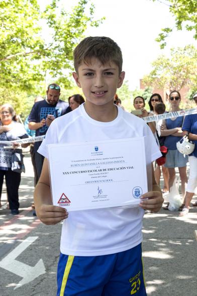 Entrega Premios XXIIº Concurso Escolar de Dibujo y Eslogan sobre Educaión y Seguridad Vial - Imagen de un niño posando con su diploma.
