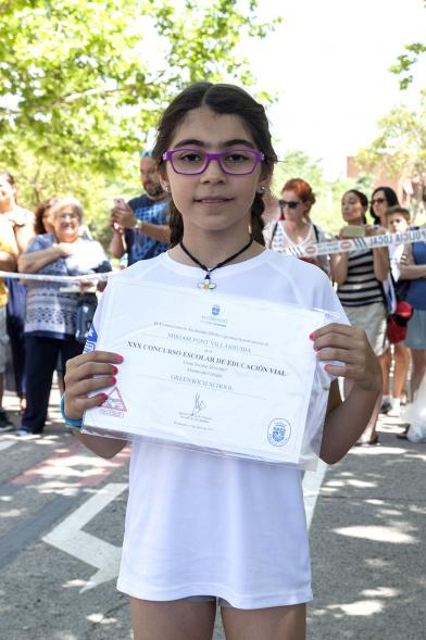 Entrega Premios XXIIº Concurso Escolar de Dibujo y Eslogan sobre Educaión y Seguridad Vial - Imagen de una niña posando con su diploma.