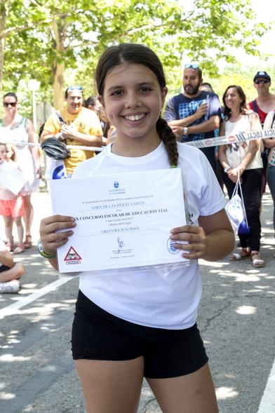 Entrega Premios XXIIº Concurso Escolar de Dibujo y Eslogan sobre Educaión y Seguridad Vial - Imagen de una niña posando con su diploma.