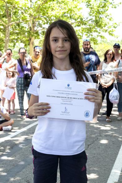 Entrega Premios XXIIº Concurso Escolar de Dibujo y Eslogan sobre Educaión y Seguridad Vial - Imagen de una niña posando con su diploma.